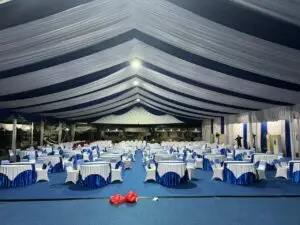 Tenda jamuan biru putih dengan meja bundar