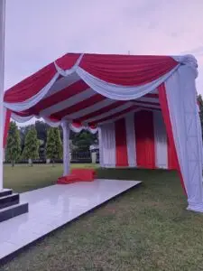 Tenda panggung merah putih di area luar ruang