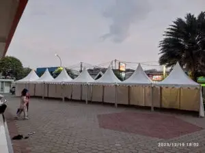 Deretan tenda sarnafil putih