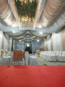 Lorong tenda pernikahan dengan karpet merah